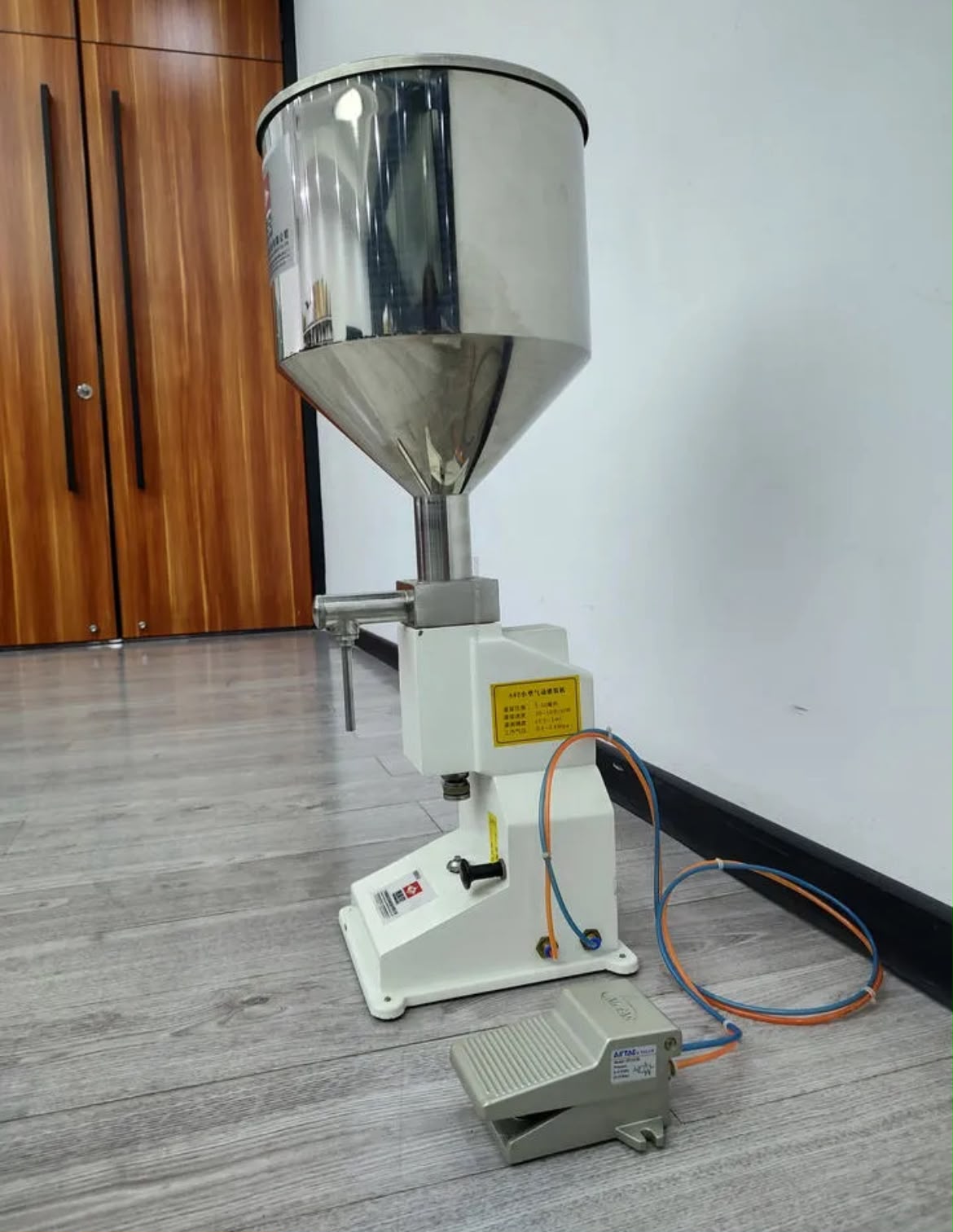 Automatic High Precision Oil & Water Filling Machine for Cosmetic and Beverage Packaging